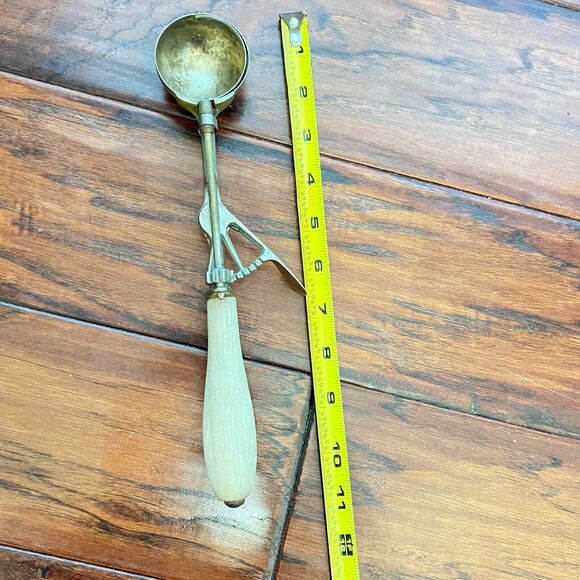 VTG GILCHRIST'S # 31 Wood Handle Brass Mechanical Ice Cream Scoop 11" IUC - Picture 2 of 8